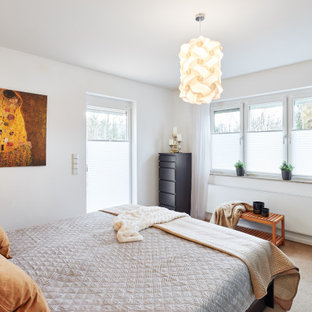 Foto de dormitorio contemporáneo, grande, con paredes blancas y suelo de pizarra