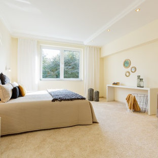 Klassisches Hauptschlafzimmer mit beiger Wandfarbe, Teppichboden und beigem Boden in Düsseldorf