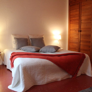 Imagen de dormitorio principal, contemporáneo, de tamaño medio, sin chimenea, con paredes blancas, suelo de linóleo y suelo rojo