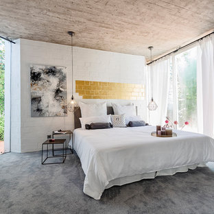 Großes Modernes Hauptschlafzimmer ohne Kamin mit weißer Wandfarbe, Teppichboden und grauem Boden in Sonstige
