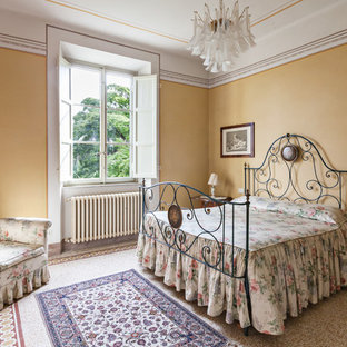 Imagen de dormitorio principal, clásico, de tamaño medio, con paredes amarillas