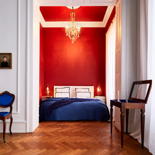 Diseño de habitación de invitados clásica, de tamaño medio, sin chimenea, con paredes rojas, suelo de madera oscura y suelo marrón