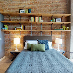 Mittelgroßes Industrial Hauptschlafzimmer ohne Kamin mit oranger Wandfarbe, Betonboden und grauem Boden in Nürnberg
