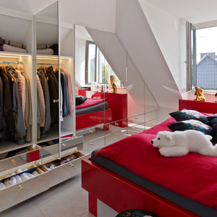Modernes Schlafzimmer mit weißer Wandfarbe und grauem Boden in München