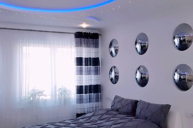 Mittelgroßes Modernes Hauptschlafzimmer mit weißer Wandfarbe, hellem Holzboden und grauem Boden in Stuttgart