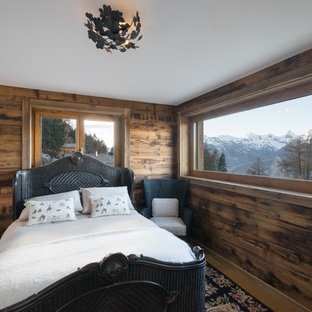 Mittelgroßes Uriges Hauptschlafzimmer ohne Kamin mit brauner Wandfarbe, braunem Holzboden und braunem Boden in Frankfurt am Main