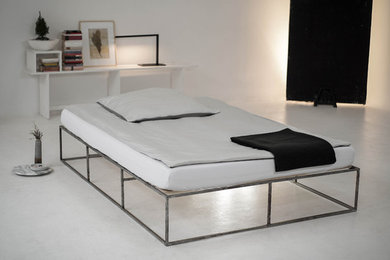 Imagen de dormitorio moderno con paredes blancas y suelo blanco