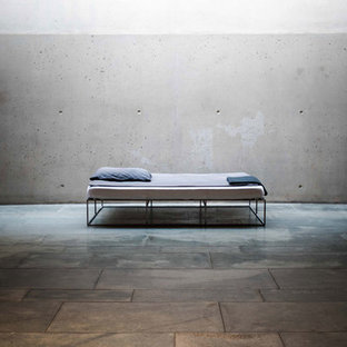 Modelo de dormitorio tipo loft, moderno, de tamaño medio, con suelo de mármol