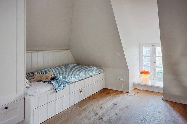 Farmhouse Bedroom by grotheer architektur