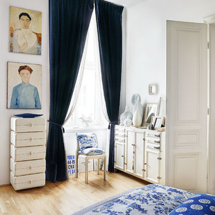 Mittelgroßes Eklektisches Hauptschlafzimmer ohne Kamin mit weißer Wandfarbe, hellem Holzboden und beigem Boden in Berlin