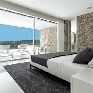Diseño de dormitorio principal, contemporáneo, grande, con suelo blanco