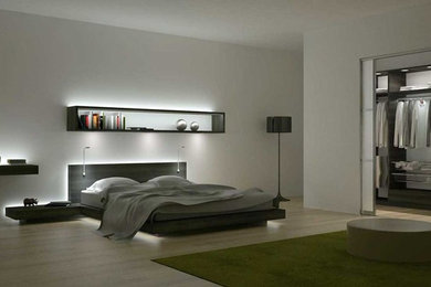 Großes Modernes Hauptschlafzimmer ohne Kamin mit weißer Wandfarbe, hellem Holzboden und beigem Boden in Düsseldorf