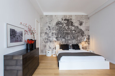 ベルリンにある中くらいなコンテンポラリースタイルのおしゃれな主寝室 (グレーの壁、淡色無垢フローリング、暖炉なし、茶色い床) のレイアウト