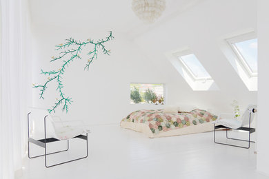 ケルンにある広いインダストリアルスタイルのおしゃれな寝室 (白い壁、淡色無垢フローリング、暖炉なし、勾配天井) のレイアウト