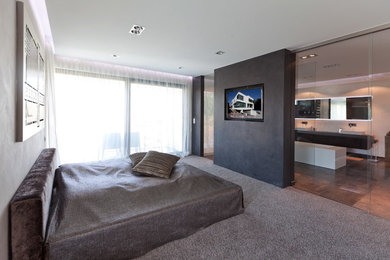 Großes Modernes Hauptschlafzimmer ohne Kamin mit schwarzer Wandfarbe und Teppichboden in Frankfurt am Main