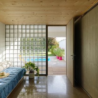 Imagen de habitación de invitados contemporánea, pequeña, con paredes blancas