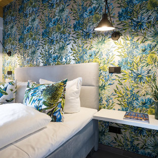 Mittelgroßes Modernes Hauptschlafzimmer mit grauer Wandfarbe, Keramikboden und grauem Boden in Hamburg