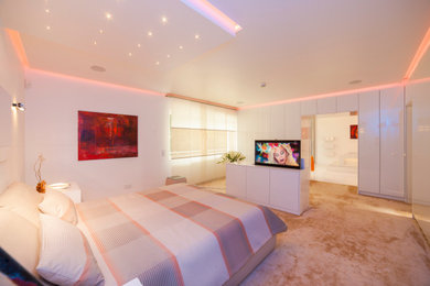 Geräumiges Modernes Hauptschlafzimmer mit weißer Wandfarbe, Teppichboden und beigem Boden in Düsseldorf