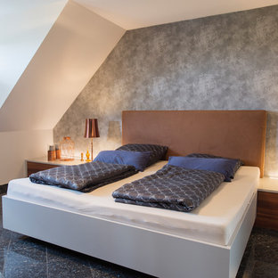 Mittelgroßes Modernes Schlafzimmer ohne Kamin mit schwarzem Boden und grauer Wandfarbe in Nürnberg