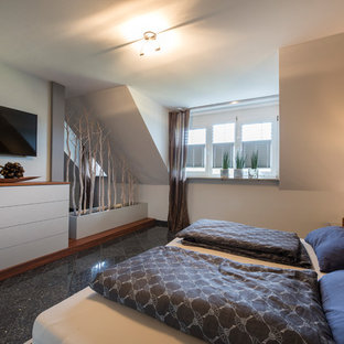Mittelgroßes Modernes Schlafzimmer ohne Kamin mit weißer Wandfarbe und schwarzem Boden in Nürnberg