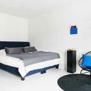 Foto de dormitorio actual, pequeño, con paredes blancas y suelo de linóleo
