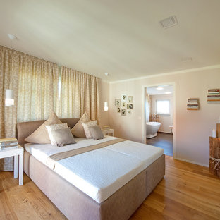 Großes Modernes Hauptschlafzimmer ohne Kamin mit brauner Wandfarbe, braunem Holzboden und braunem Boden in München