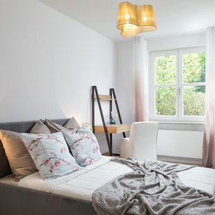 Mittelgroßes Klassisches Hauptschlafzimmer ohne Kamin mit weißer Wandfarbe, hellem Holzboden und beigem Boden in Berlin