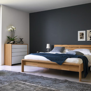Mittelgroßes Modernes Hauptschlafzimmer ohne Kamin mit grauem Boden, Betonboden und schwarzer Wandfarbe in Hannover