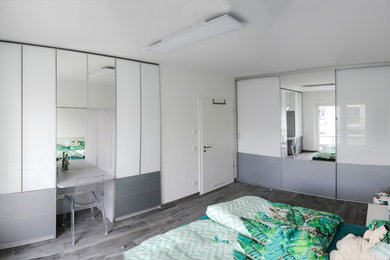 Mittelgroßes Modernes Hauptschlafzimmer ohne Kamin mit weißer Wandfarbe, Schieferboden und grauem Boden in Sonstige