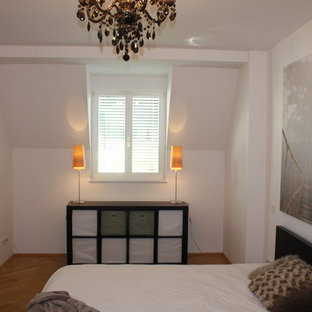 Modelo de habitación de invitados romántica, pequeña, sin chimenea, con paredes blancas, suelo de madera en tonos medios y suelo marrón