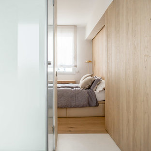 Diseño de dormitorio principal, mediterráneo, de tamaño medio, con suelo de madera clara, marco de chimenea de madera, suelo marrón, paredes marrones y chimenea de esquina