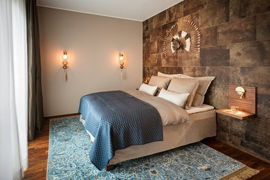 Kleines Modernes Gästezimmer ohne Kamin mit braunem Holzboden, brauner Wandfarbe und braunem Boden in Berlin