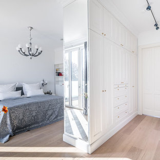Klassisches Hauptschlafzimmer mit weißer Wandfarbe, hellem Holzboden und beigem Boden in Hamburg