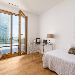 Mittelgroßes Modernes Gästezimmer ohne Kamin mit weißer Wandfarbe, braunem Holzboden und beigem Boden in München