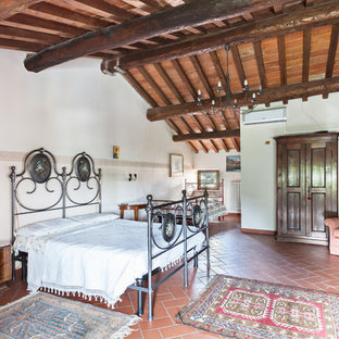 Foto de habitación de invitados tradicional, extra grande, con paredes blancas y suelo de baldosas de terracota