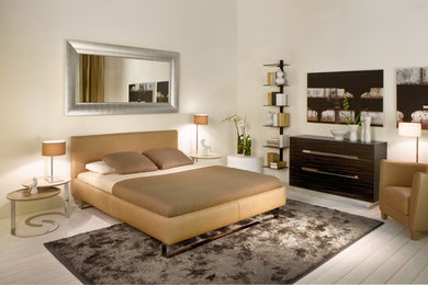 Foto de habitación de invitados de tamaño medio con paredes blancas, suelo de madera clara y suelo blanco
