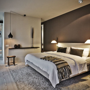 Réalisation d'une chambre nordique avec un sol en bois peint et un mur gris.