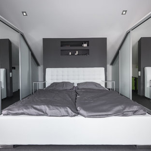 Mittelgroßes Modernes Hauptschlafzimmer mit weißer Wandfarbe, Teppichboden und grauem Boden in Stuttgart