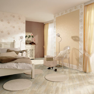 Ejemplo de dormitorio de estilo de casa de campo con suelo vinílico y suelo beige