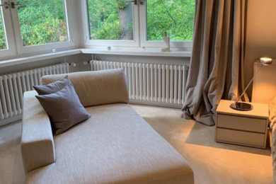 ハンブルクにあるコンテンポラリースタイルのおしゃれな主寝室 (グレーの壁、カーペット敷き、ベージュの床) のレイアウト