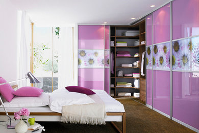 Mittelgroßes Modernes Hauptschlafzimmer ohne Kamin mit weißer Wandfarbe und Teppichboden in Dresden