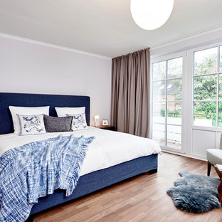 Mittelgroßes Modernes Hauptschlafzimmer ohne Kamin mit rosa Wandfarbe, braunem Holzboden und braunem Boden in Hamburg