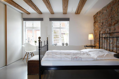 Diseño de dormitorio principal rústico de tamaño medio sin chimenea con paredes blancas