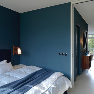 Mittelgroßes Modernes Gästezimmer ohne Kamin mit blauer Wandfarbe, Linoleum und weißem Boden in Berlin