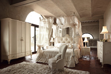 Idée de décoration pour une grande chambre parentale tradition avec un mur beige.