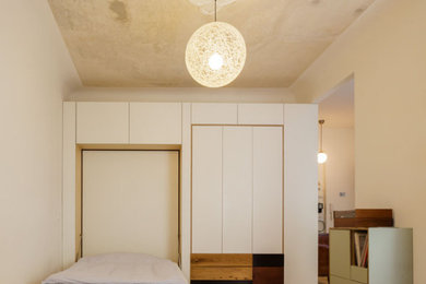 Kleines Modernes Hauptschlafzimmer mit weißer Wandfarbe, hellem Holzboden und beigem Boden in Berlin