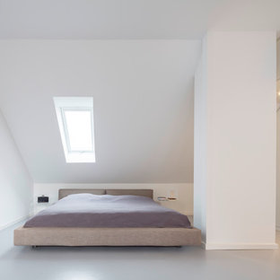 Imagen de dormitorio moderno, de tamaño medio, con paredes blancas, suelo de linóleo y suelo gris