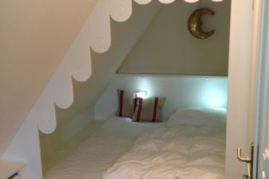 Ejemplo de dormitorio principal tradicional sin chimenea con paredes rosas, suelo de madera en tonos medios y suelo beige