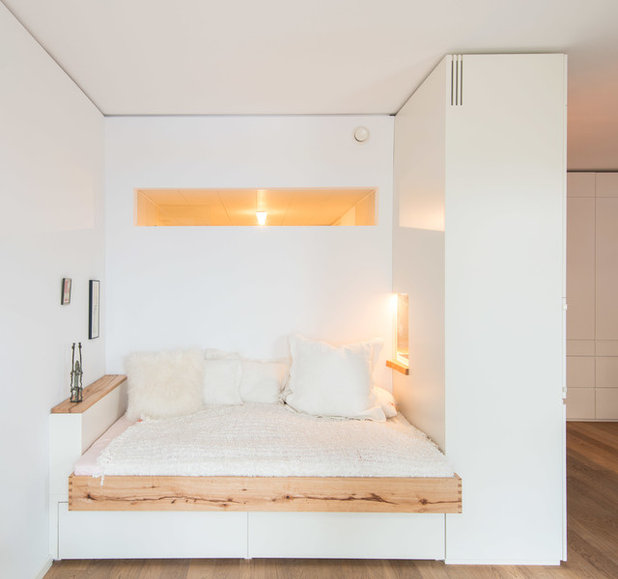 Contemporary Bedroom Schlafnische mit Fenstern