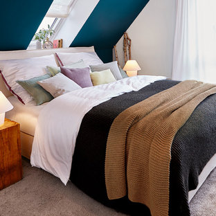 Kleines Modernes Hauptschlafzimmer ohne Kamin mit weißer Wandfarbe, Teppichboden und beigem Boden in Sonstige